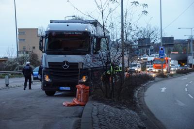 Stuttgart Bad Cannstatt: Verkehrschaos nach PKW Unfall